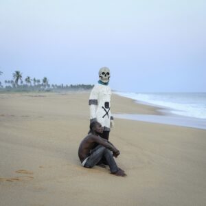 Série Agoudas, Gerardo De Souza and the mask of Death on Ouidah's Beach after the Bourian ceremony. "Gate of No Return", Ouidah, Bénin, 2011, Tirage pigmentique